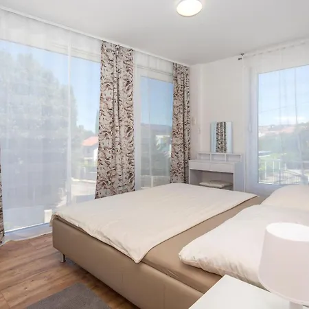 3 Bedroom Cozy In Apartament Malinska