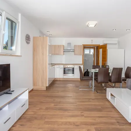 3 Bedroom Cozy In Malinska