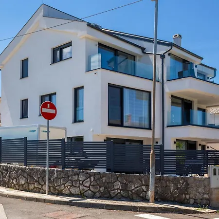 3 Bedroom Cozy In Apartament