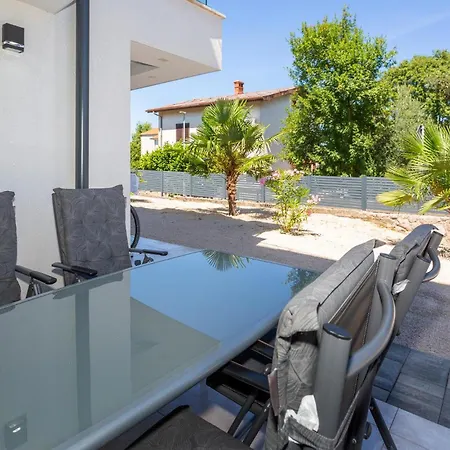 3 Bedroom Cozy In Apartament