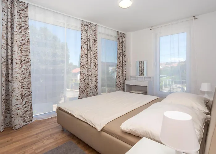 3 Bedroom Amazing In Διαμέρισμα Malinska